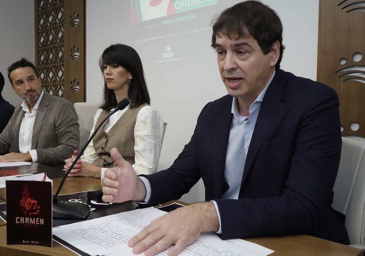 David Sánchez, en primer planto, en la presentación del programa Ópera Joven en la Diputación de Badajoz.