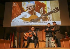 Miguel Vargas, en el pleno de este martes, tocando la guitarra.