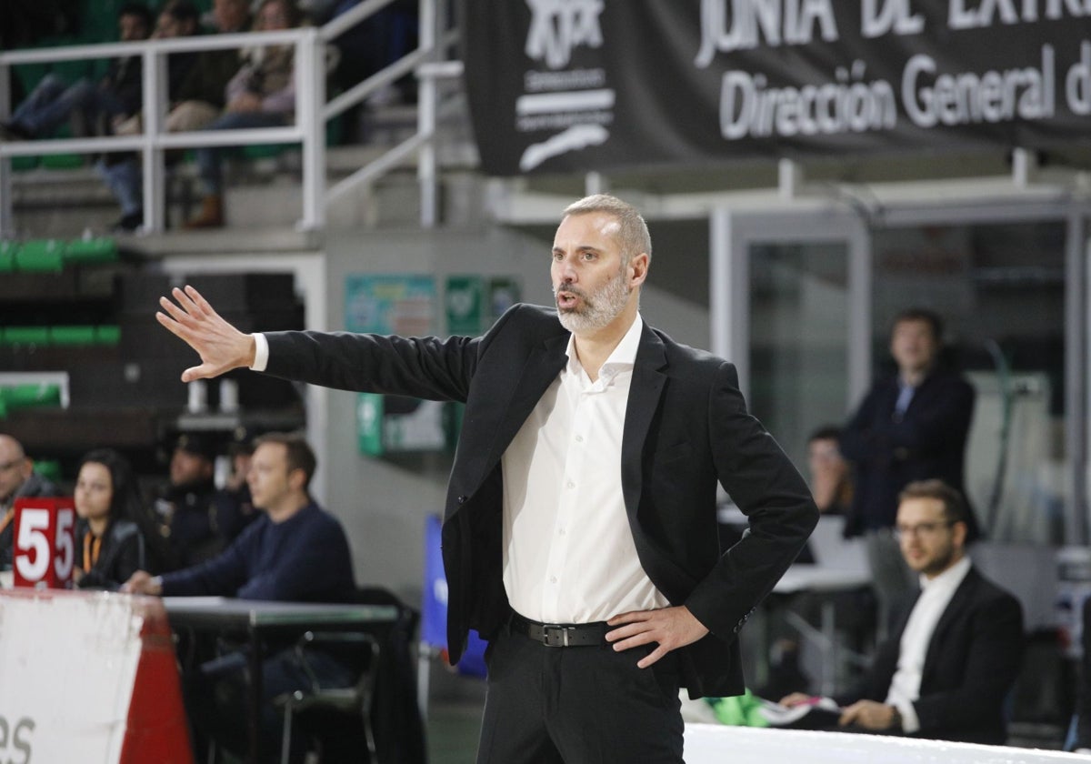 Adrià Alonso, técnico del Cáceres, dando instrucciones desde el banquillo del Multiusos.