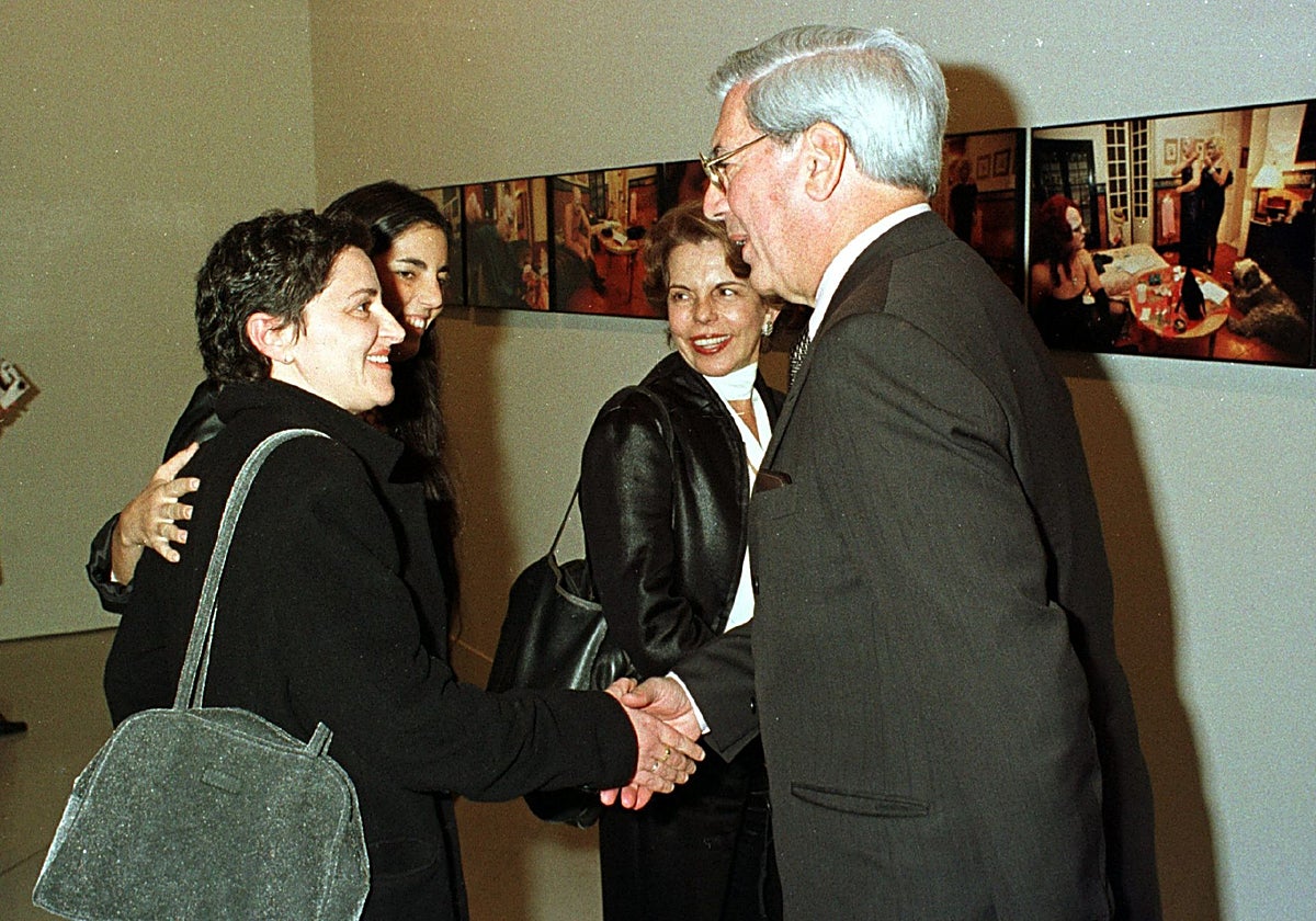 La fotógrafa pacense María José Montero saluda a Vargas Llosa.