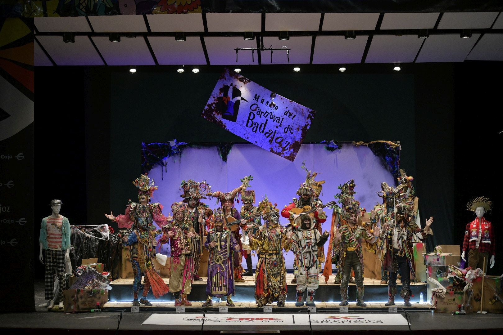 Actuación de la murga Sa Tersiao en el primer día de preliminares del Concurso de Murgas del Carnaval de Badajoz 2025. 