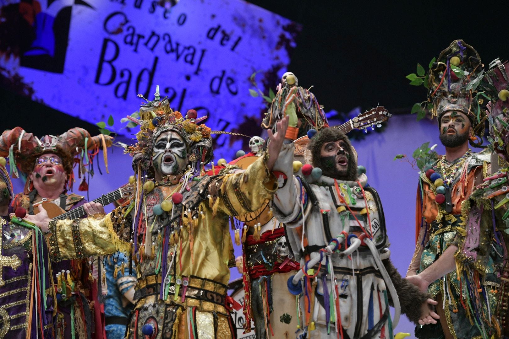 Actuación de la murga Sa Tersiao en el primer día de preliminares del Concurso de Murgas del Carnaval de Badajoz 2025. 