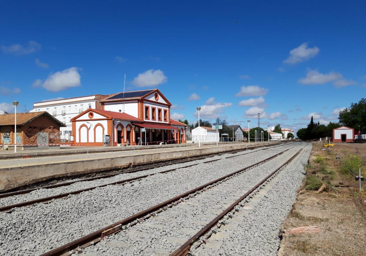 El Gobierno invertirá 18 millones para renovar 18 kilómetros de la vía Mérida-Sevilla.