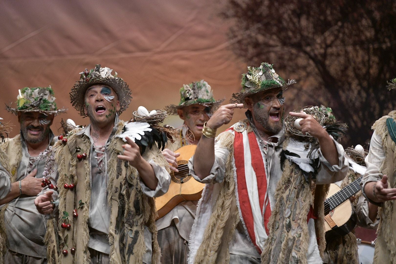 Actuación de la murga Dakipakasa como 'Patria' el primer día de preliminares del Concurso de Murgas del Carnaval de Badajoz 2025