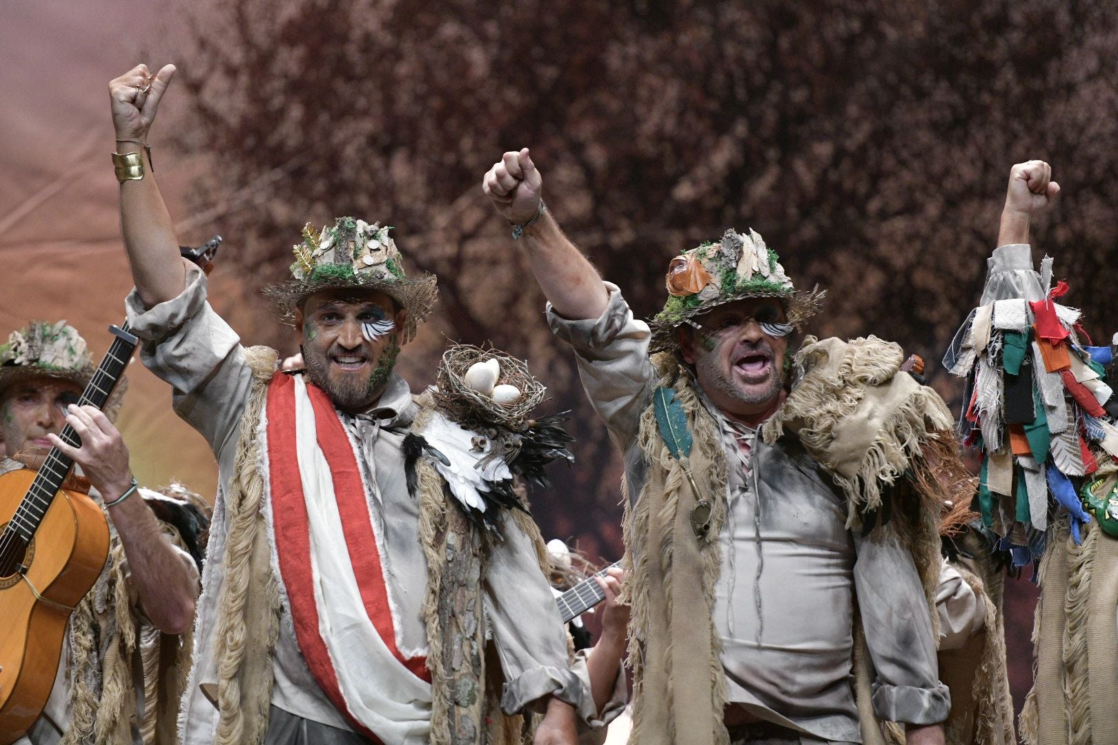 Actuación de la murga Dakipakasa como 'Patria' el primer día de preliminares del Concurso de Murgas del Carnaval de Badajoz 2025