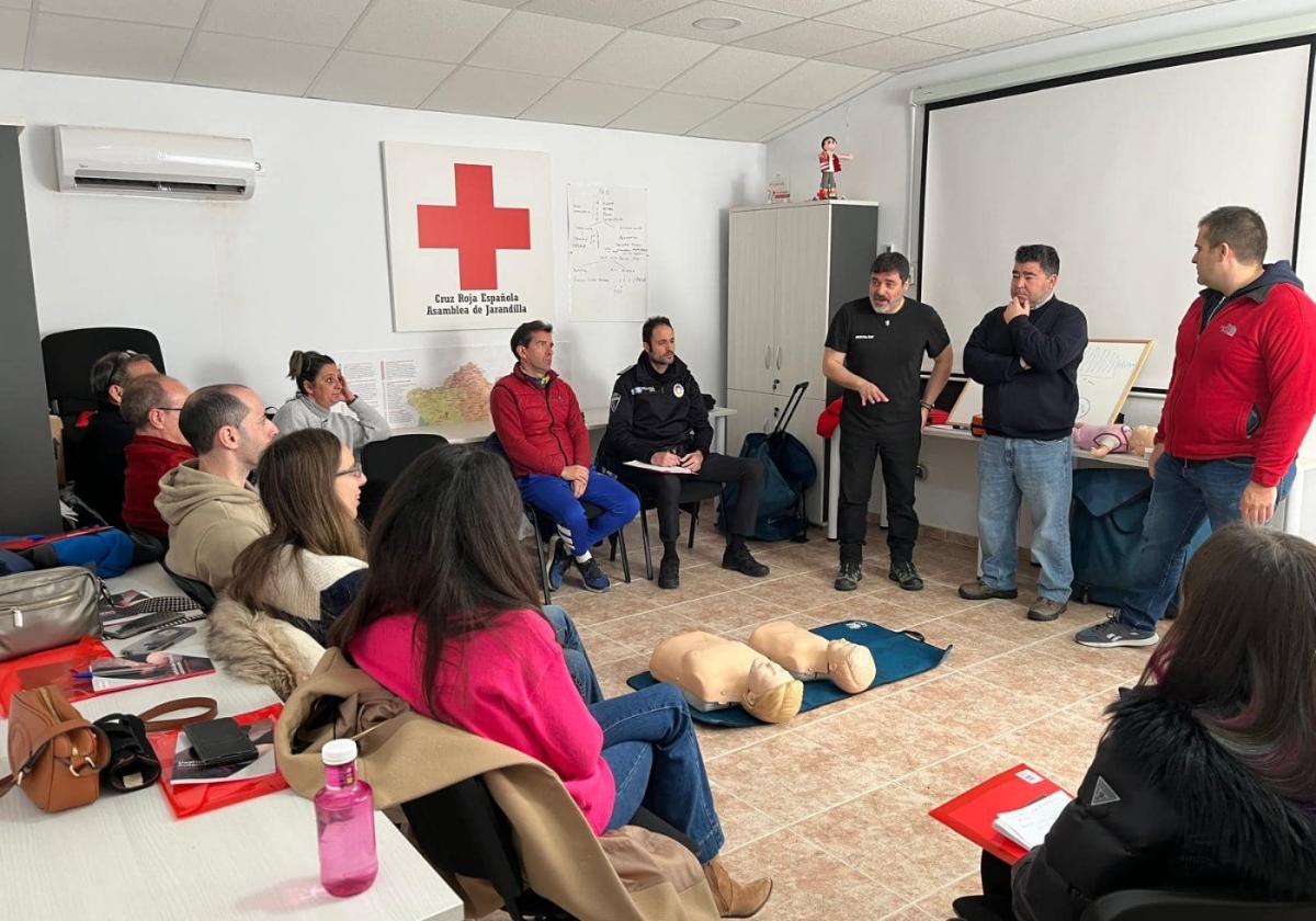 Asistentes al primer curso, impartido en el puesto de Cruz Roja.