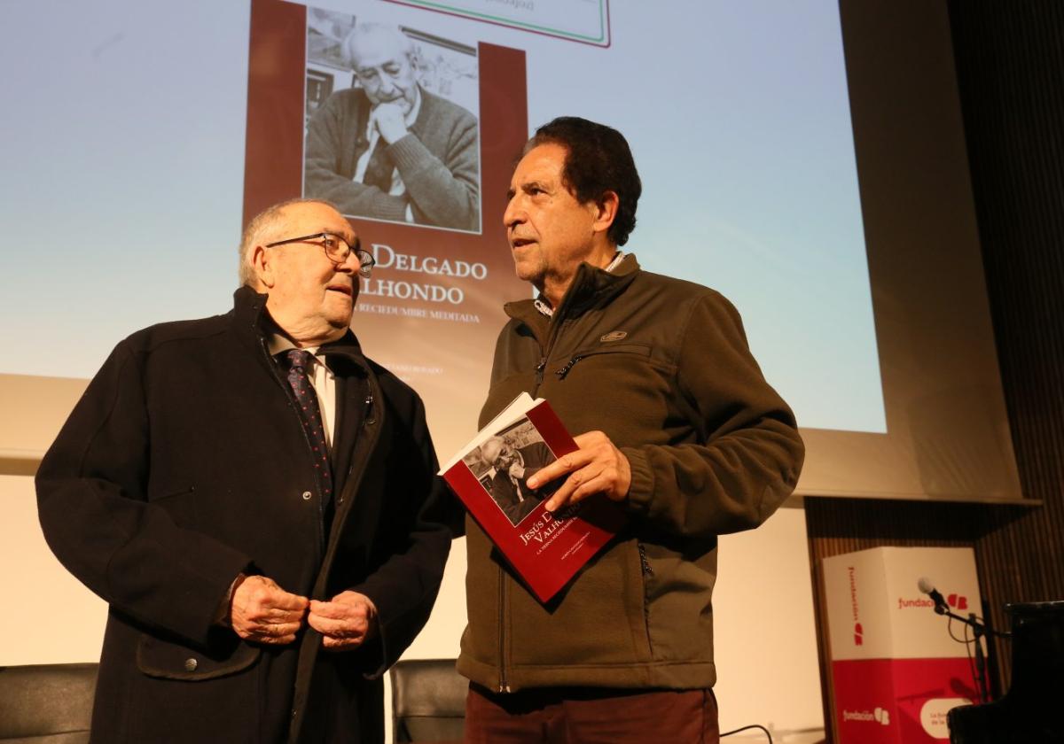 Fernando Delgado, hijo de Jesús Delgado Valhondo, y el coordinador del libro Moisés Cayetano.