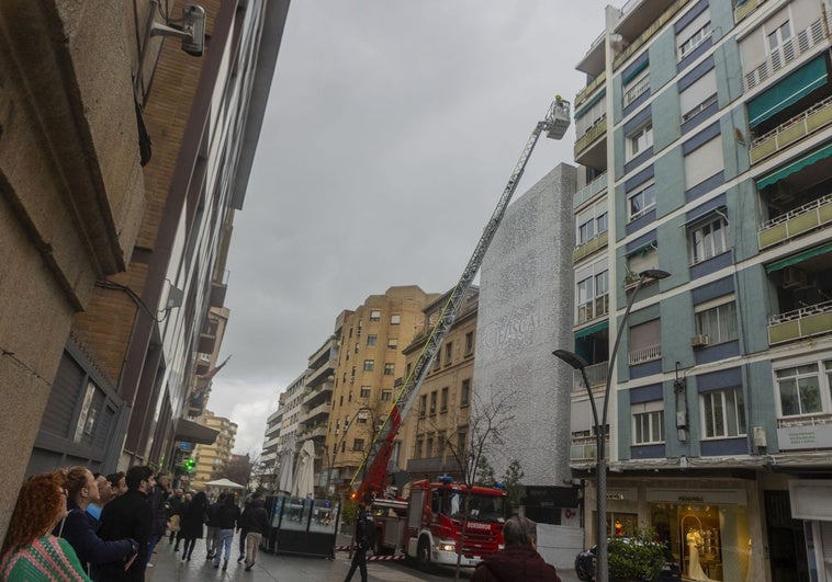 Los bomberos han accedido por el balcón a la casa del hombre atrapado.