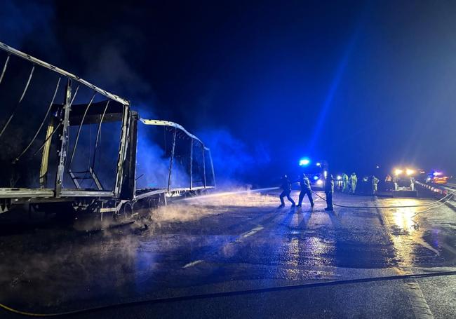 El incendio del camión cortó los dos carriles de la A-66 en sentido Gijón, a la altura de Monesterio.