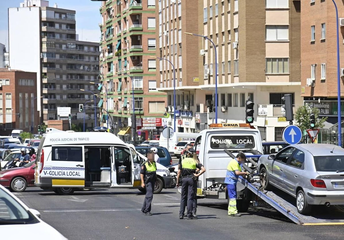 La grúa municipal actúa tras un accidente de tráfico en el verano de 2019.