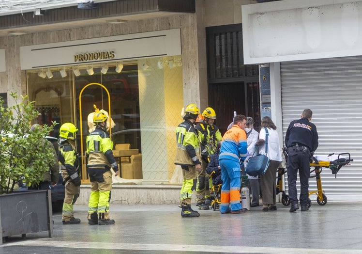 El hombre rescatado fue atendido por los sanitarios.