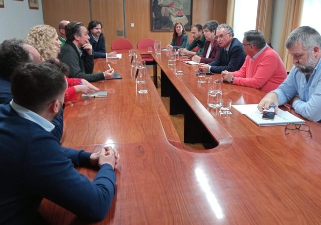 Quintana (en el centro, a la derecha de la imagen), junto al alcalde almendralejense y empresarios, este miércoles en Badajoz.