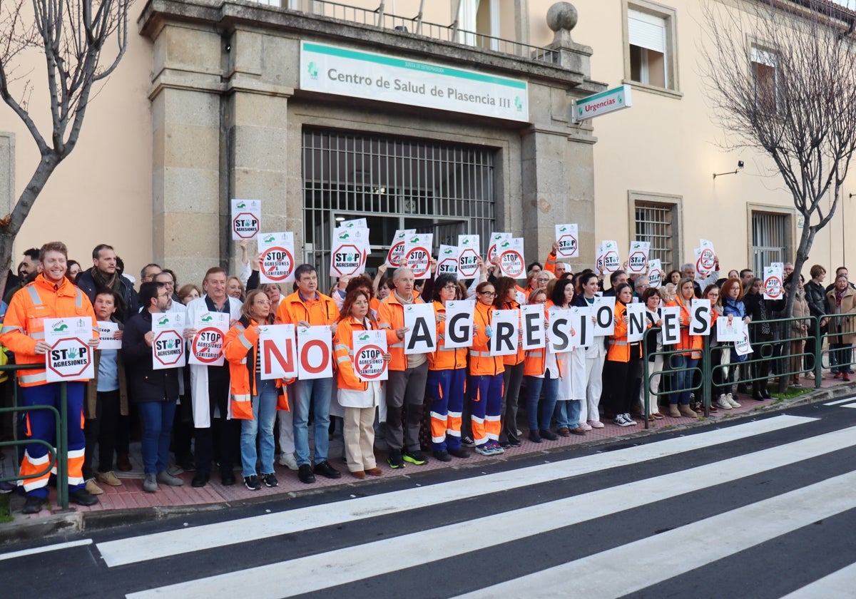 Un centenar de profesionales sanitarios se ha concentrado para exigir que no haya más agresiones.