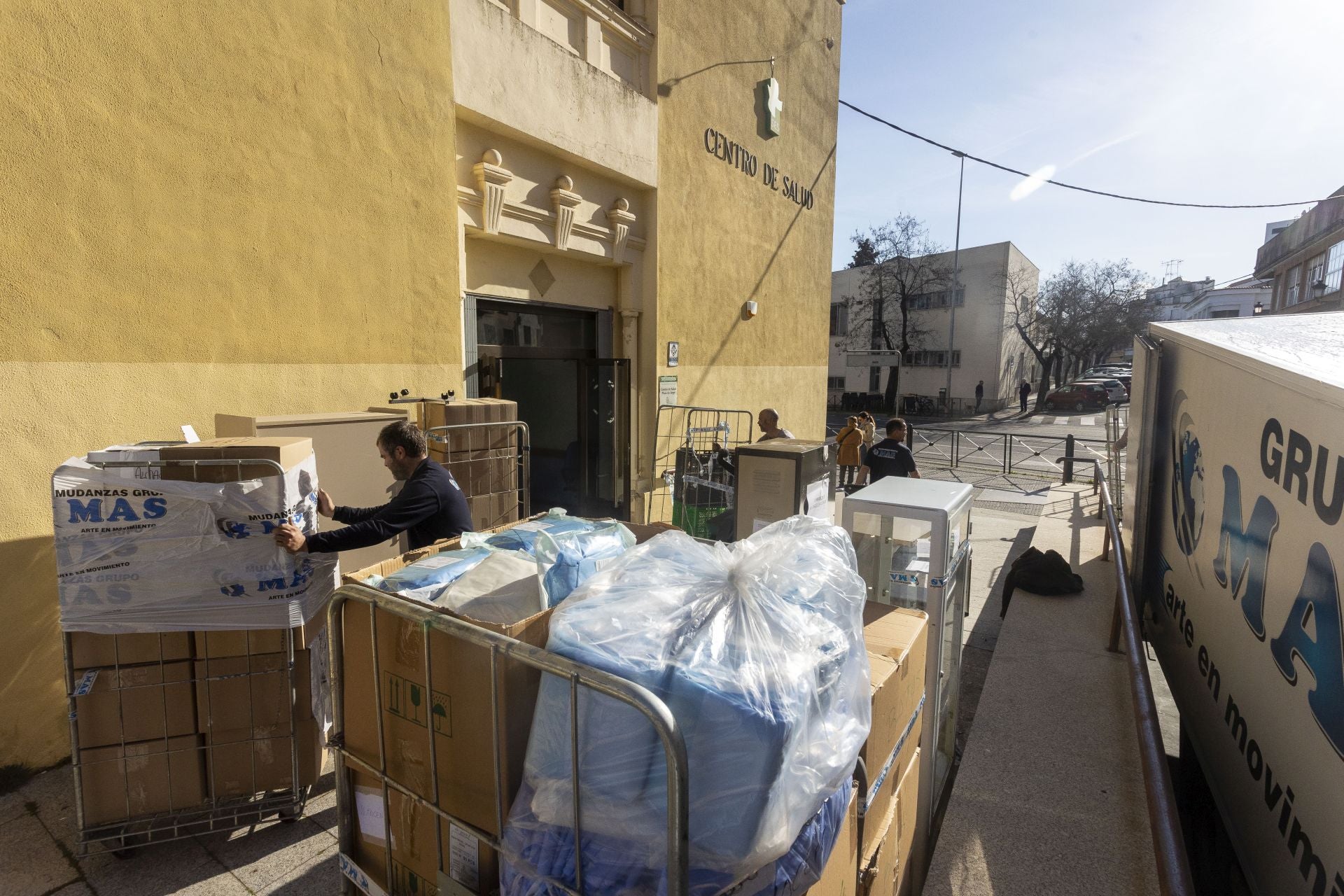Así se hace el traslado del centro de salud Plaza de Argel al Hospital Provincial