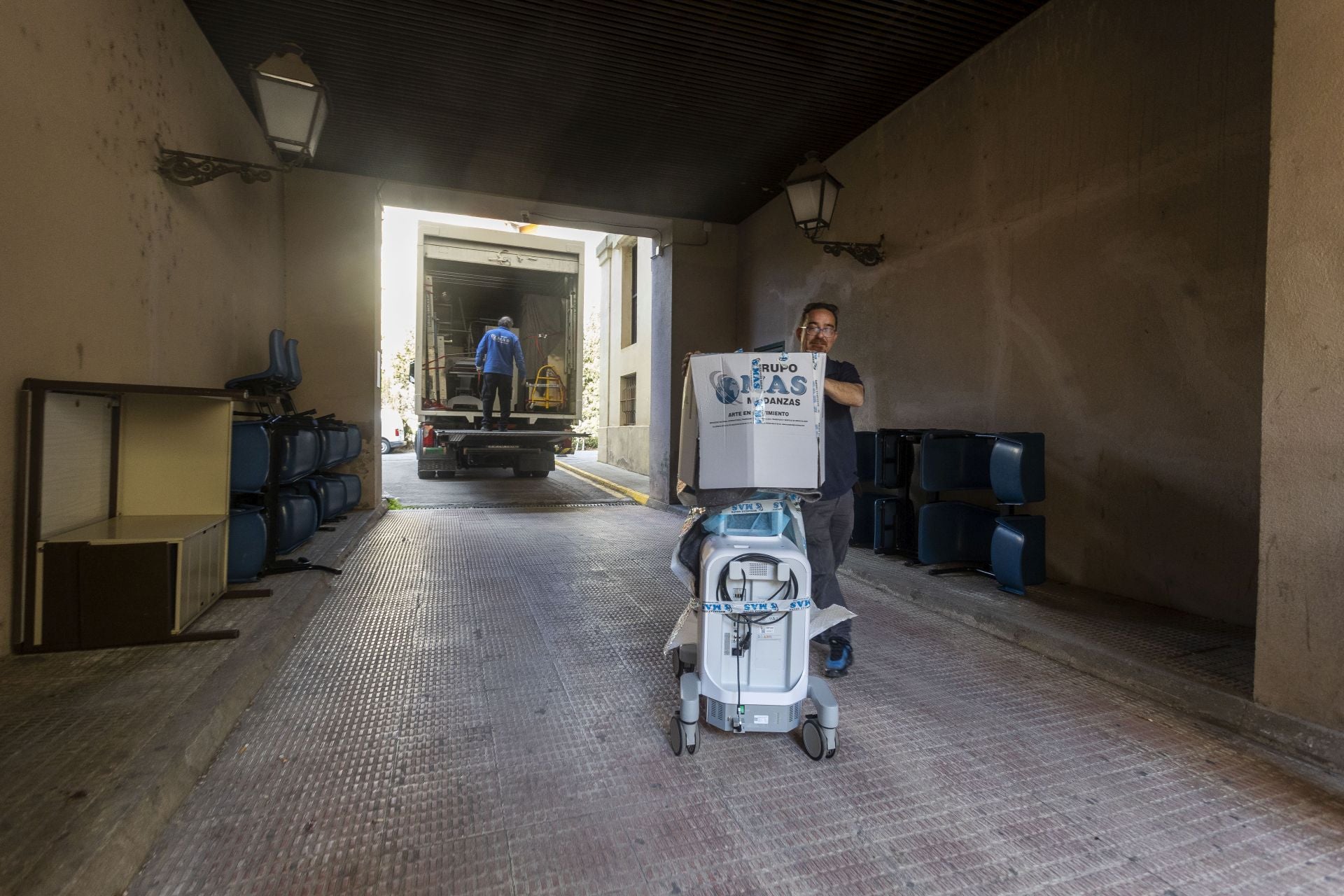 Así se hace el traslado del centro de salud Plaza de Argel al Hospital Provincial