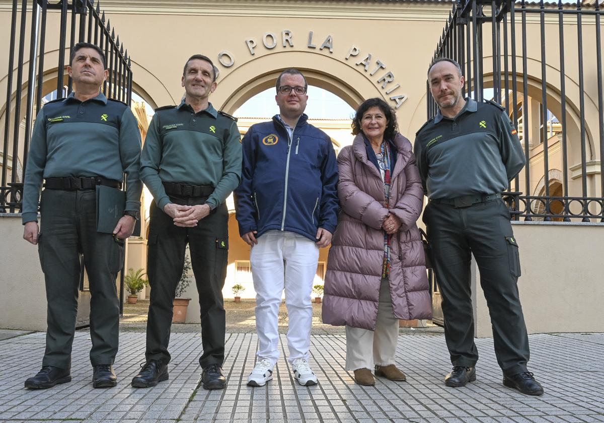 Cristian Moya y Magdalena Moriche, junto al general, José Manuel Santiago; el teniente Coronel, Manuel Delgado y el capitán, Simón Velo.