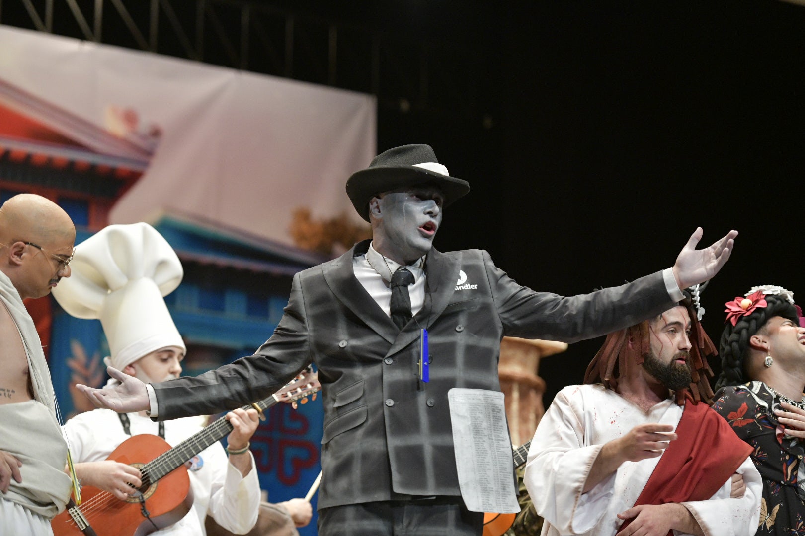 Actuación de la murga Los escusaos el segundo día de preliminares del Concurso de Murgas del Carnaval de Badajoz 2025. 