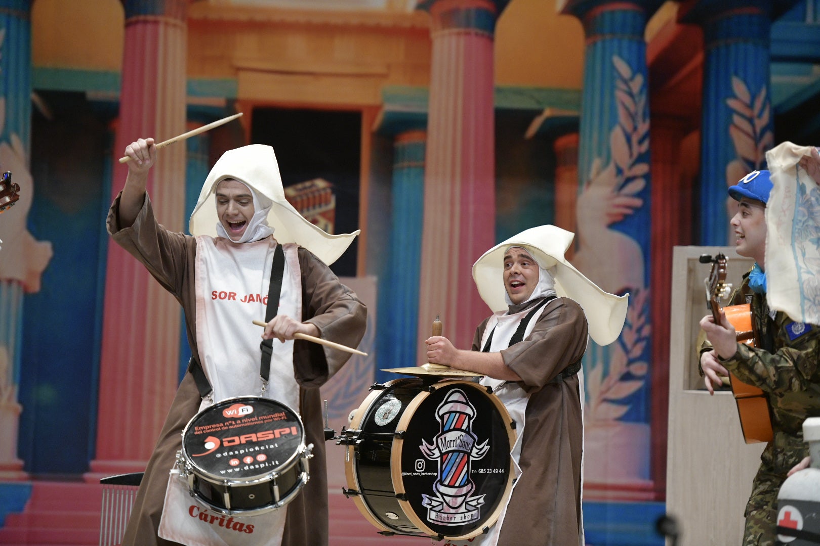 Actuación de la murga Los escusaos el segundo día de preliminares del Concurso de Murgas del Carnaval de Badajoz 2025. 