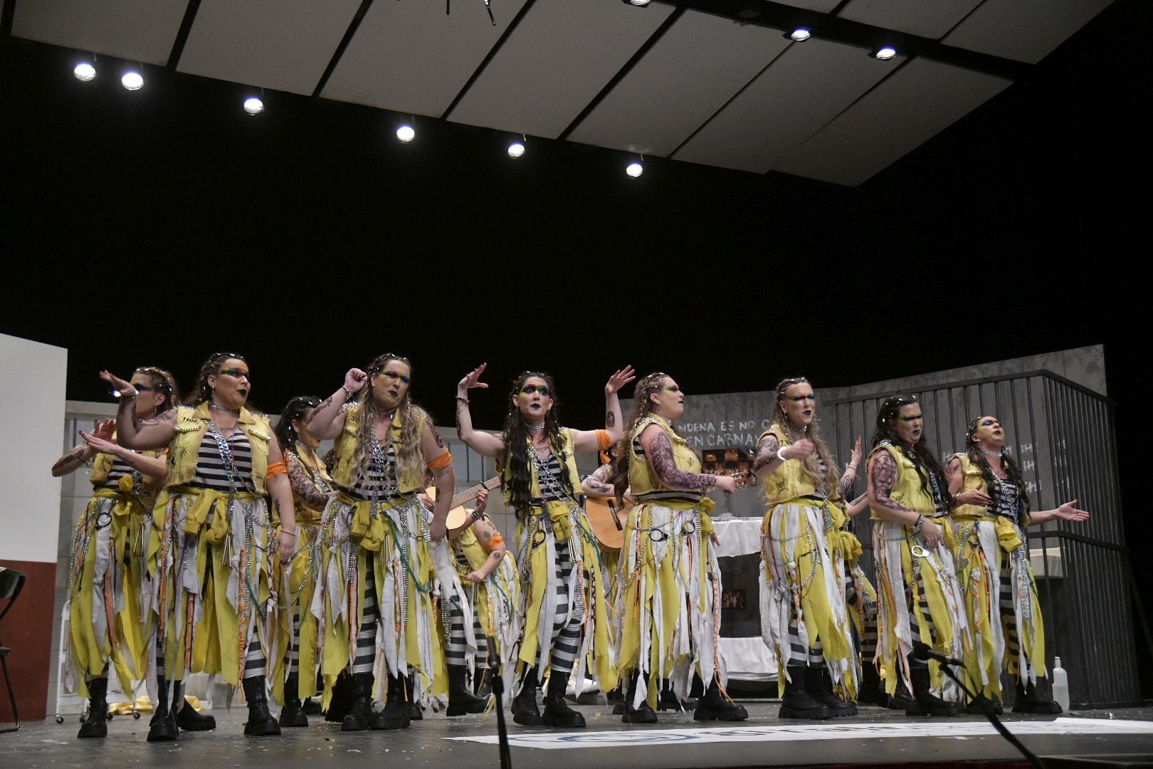 Actuación de Las Chimixurris el tercer día de preliminares del Concurso de Murgas del Carnaval de Badajoz 2025. 