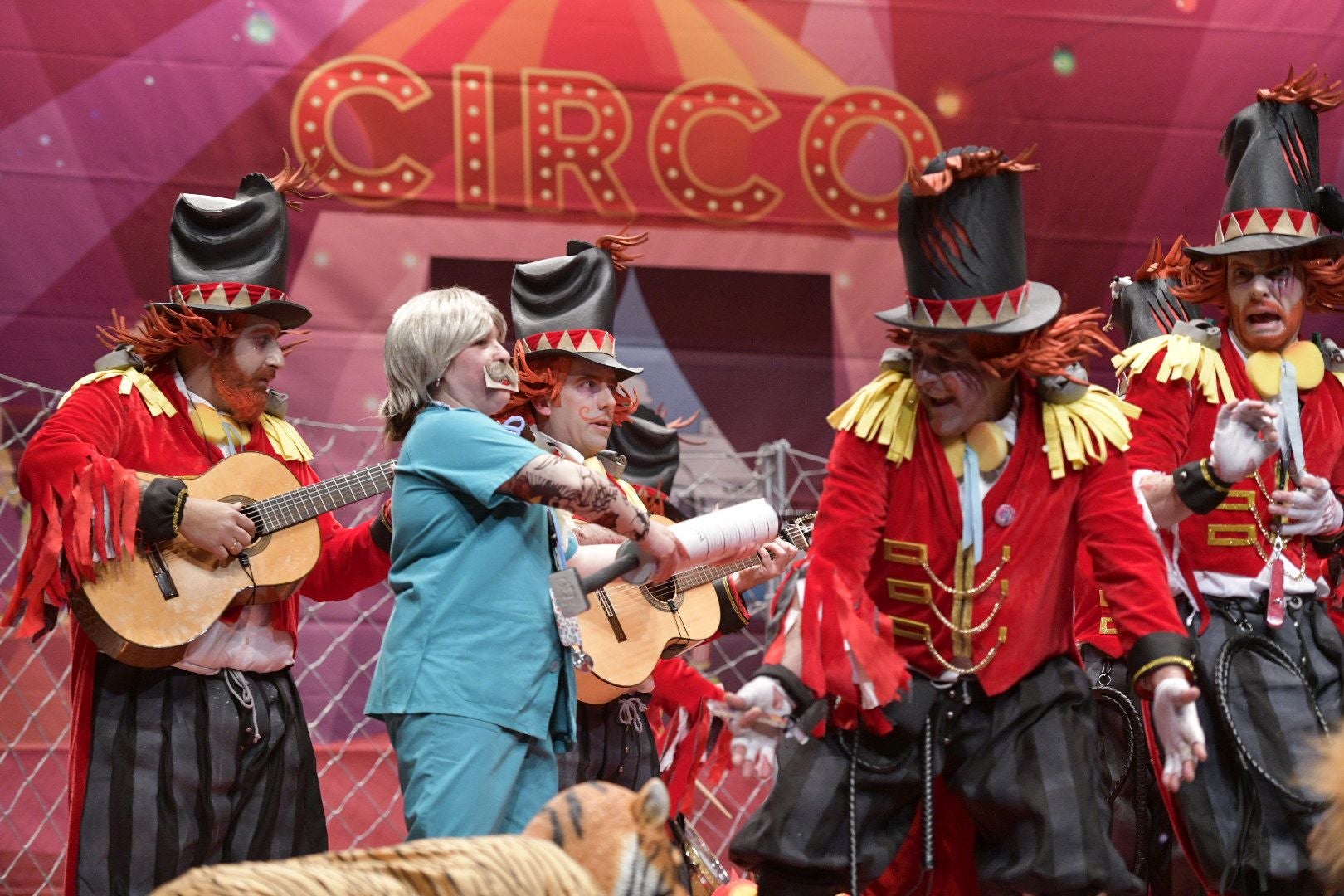 Actuación de la murga La Mascarada el tercer día de preliminares del Concurso de Murgas del Carnaval de Badajoz 2025. 