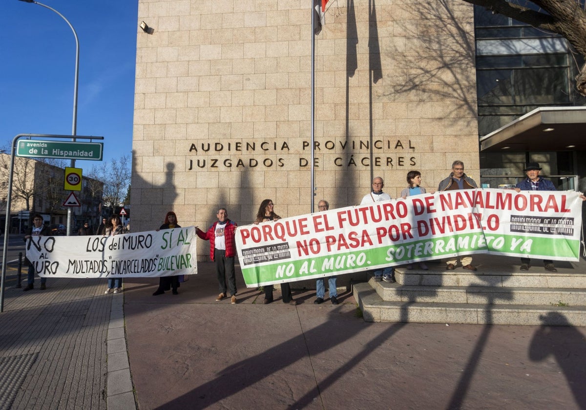 Miembros de la plataforma 'No al muro', este jueves junto a la entrada a los juzgados de Cáceres.