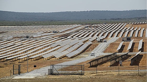 El auge de las renovables se ralentiza en 2024 con 411 megavatios autorizados