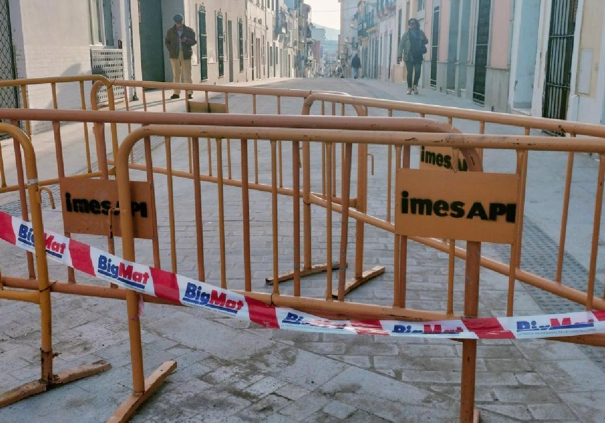 Vallas de obra en Suárez Somonte, que abre hoy al tráfico.