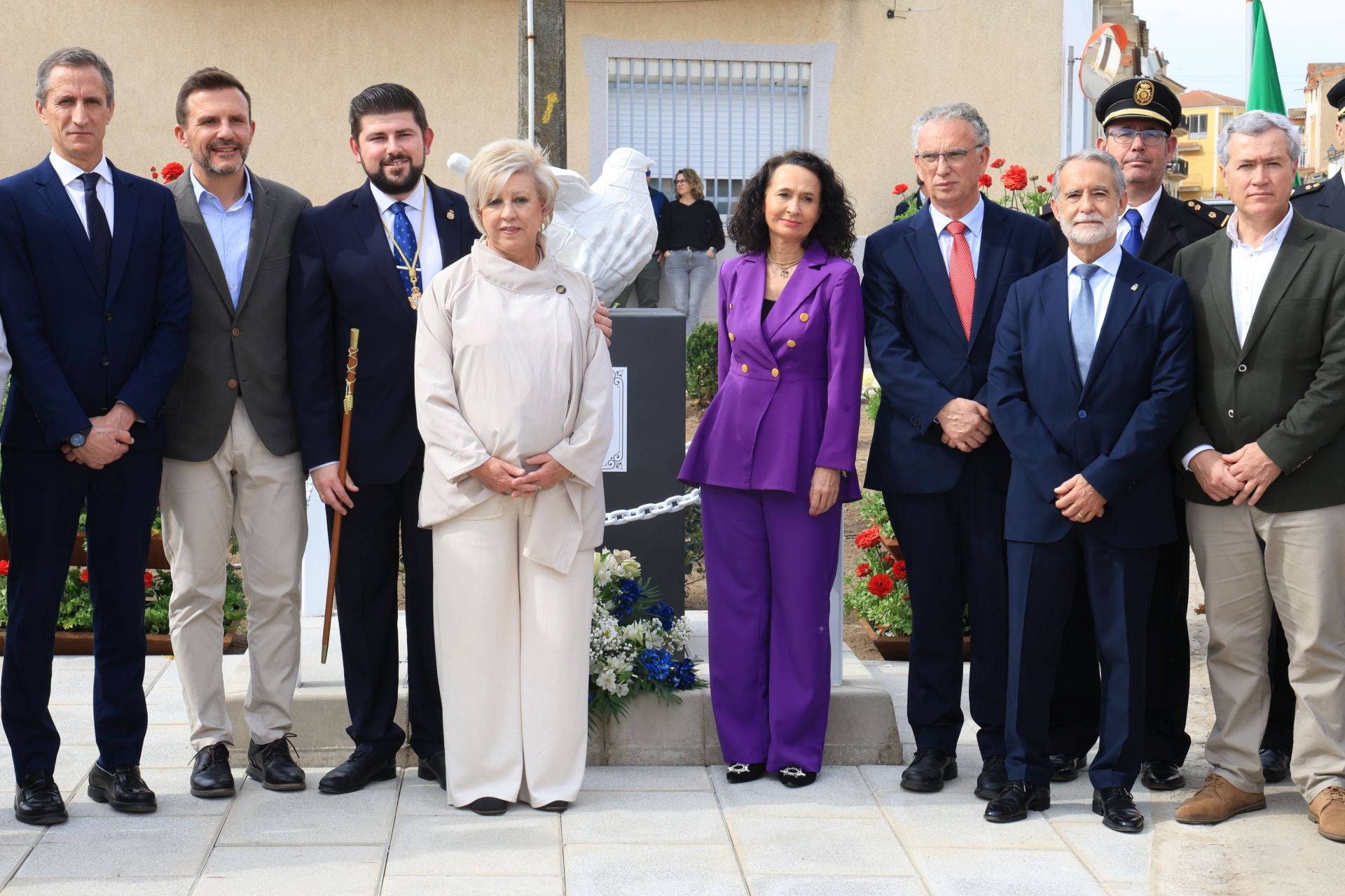 Al acto han asistido el delegado del Gobierno en Extremadura, José Luis Quintana, la presidenta del TSJEx, María Félix Tena, el secretario general de la Consejería de Presidencia de la Junta de Extremadura, David Gonzélez, o el general de la Guardia Civil José Manuel Santiago Marín, entre otras personalidades que han acompañado a la viuda, Caty Romero. 