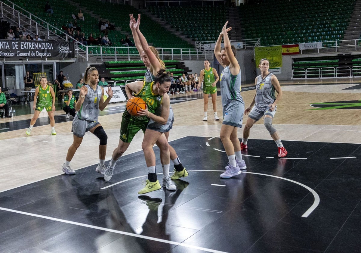 Diana Cabrera en el duelo de la primera vuelta ante el Arxil.