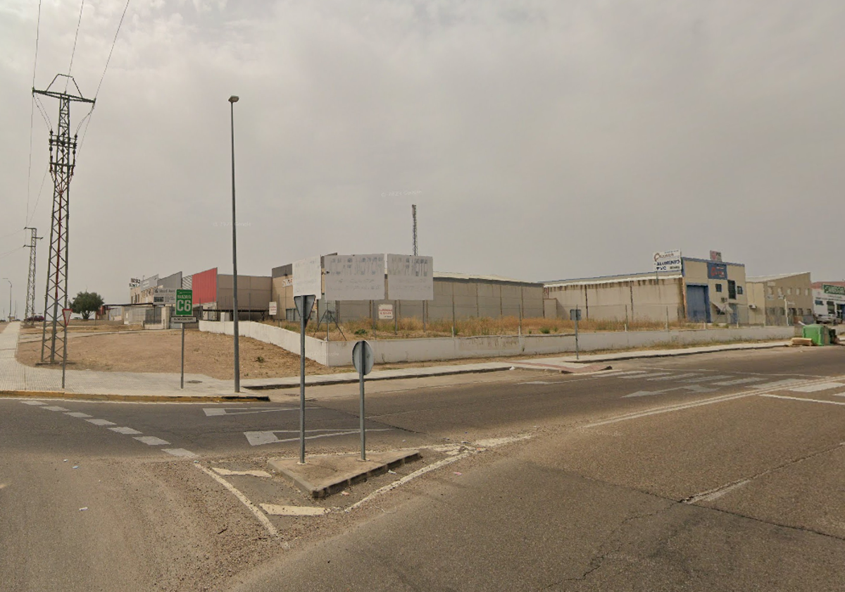 Solar en la esquina entre las calles Jerónimo de Valencia y Nevero Doce.