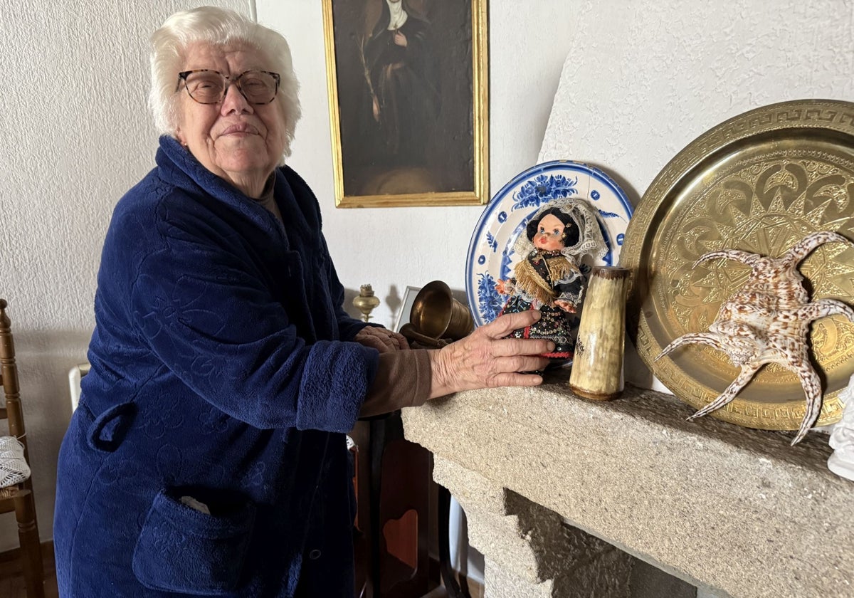 Carmen Ovejero junto a una de las muñecas que vestía.