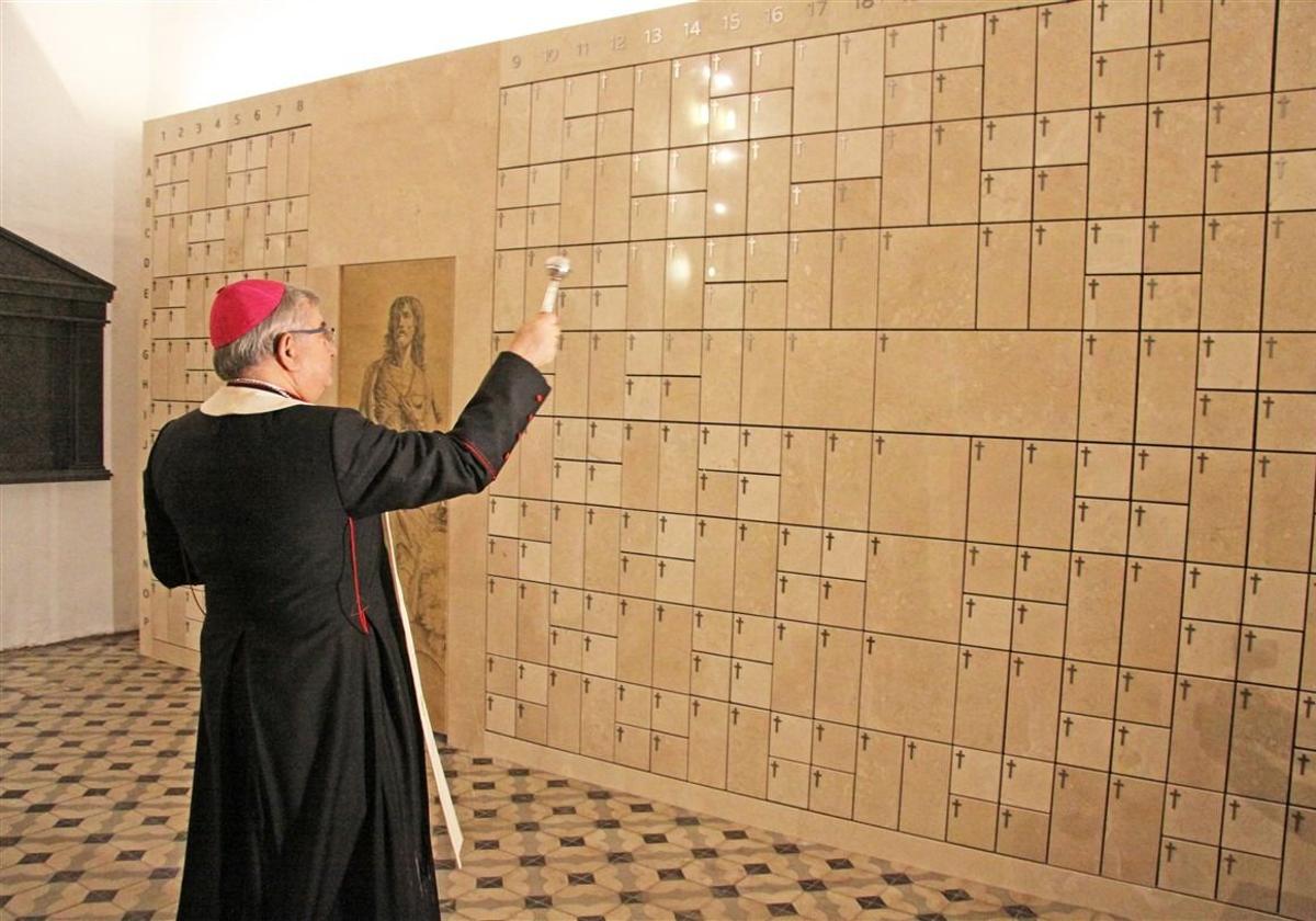 El arzobispo de Mérida-Badajoz, José Rodríguez Carballo, durante la bendición del columbario de la Catedral de Badajoz.