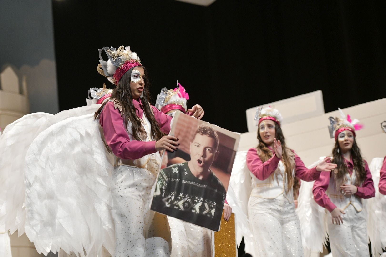 Actuación de Los Mini-Folk en el cuarto y último día de preliminares del Concurso de Murgas del Carnaval de Badajoz 2025. 