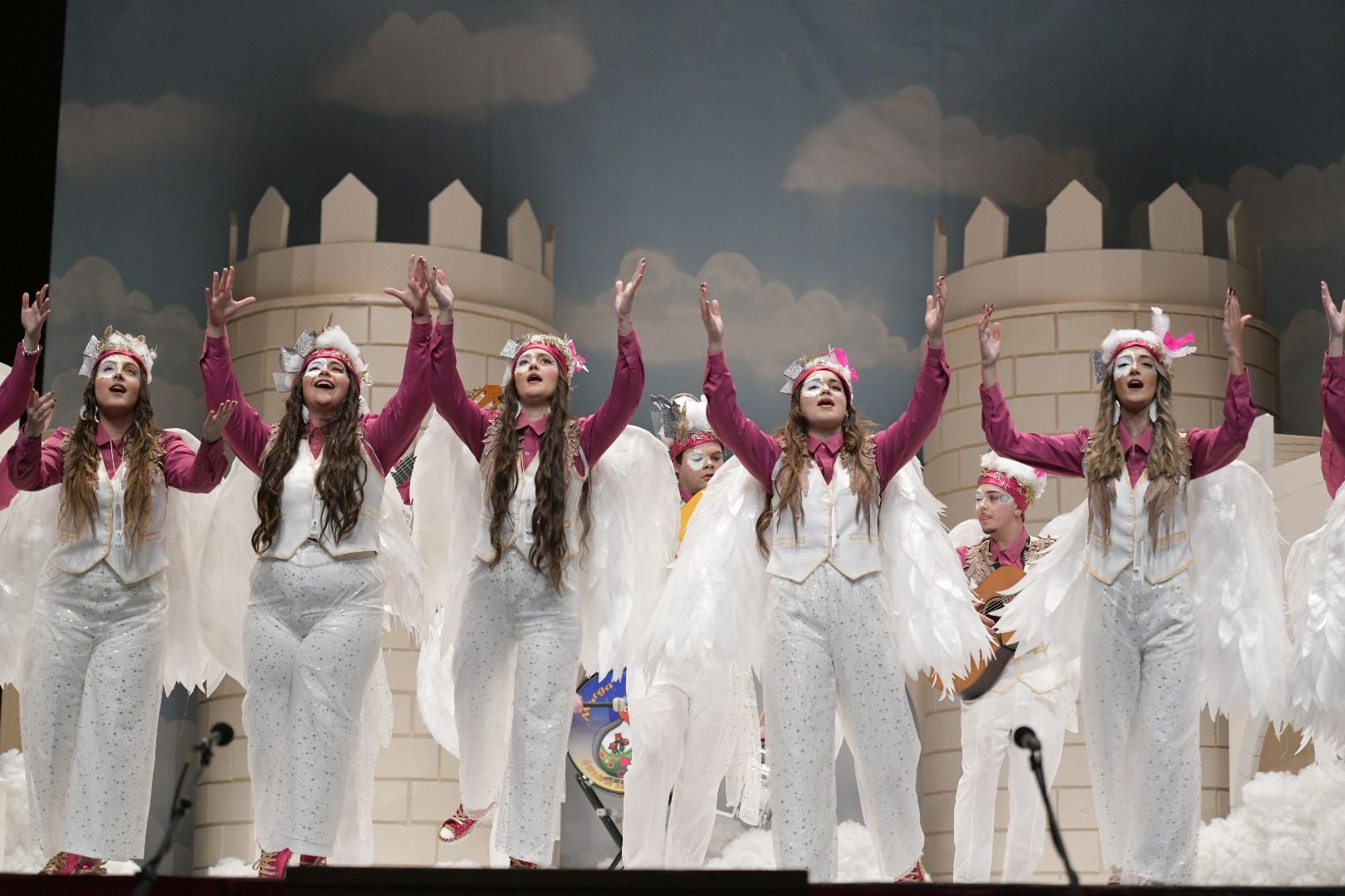 Actuación de Los Mini-Folk en el cuarto y último día de preliminares del Concurso de Murgas del Carnaval de Badajoz 2025. 