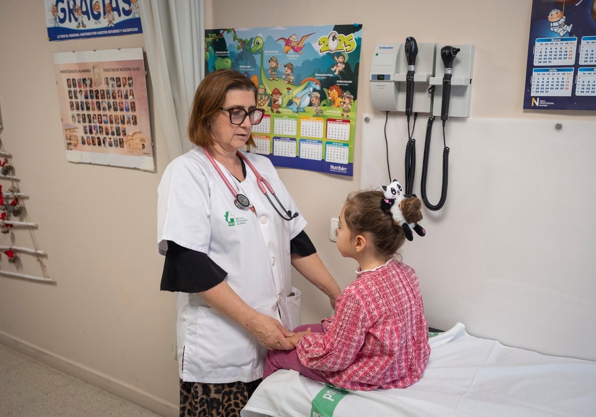 La pediatra Cecilia Gómez atiende a una niña en un centro de salud de Badajoz.