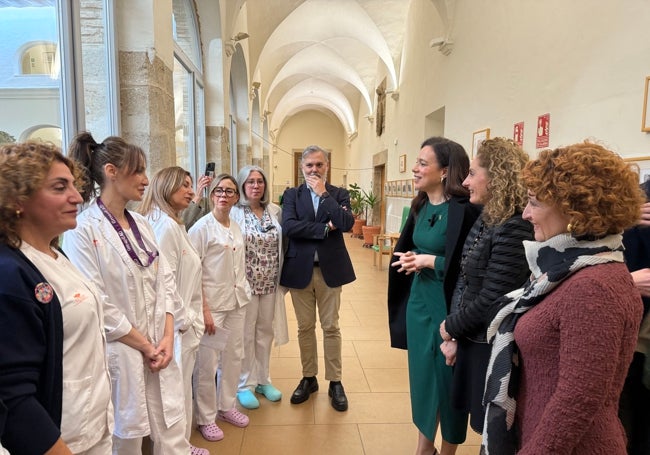 Sara García Espada conversa con trabajadoras de la residencia San Francisco.