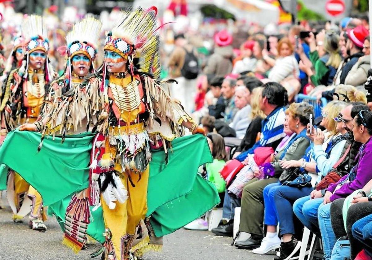 El público observa a la comparsa Anuva durante el desfile del Carnaval de Badajoz 2024