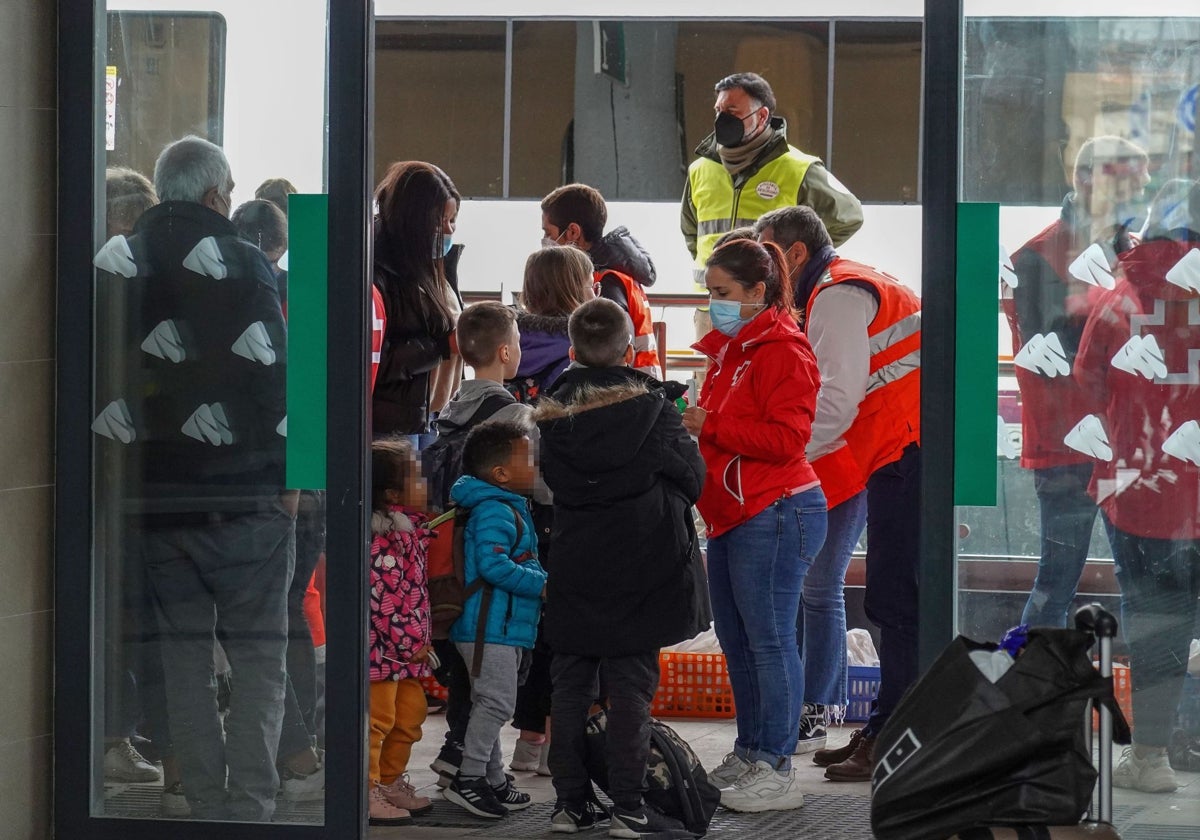 Ucranianos a su llegada a la estación de tren de Badajoz en marzo de 2022.