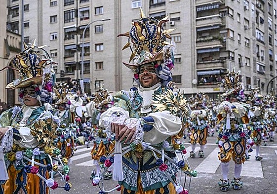 Comparsa Wailuku en el Desfile de Comparsas del Carnaval de Badajoz 2024.