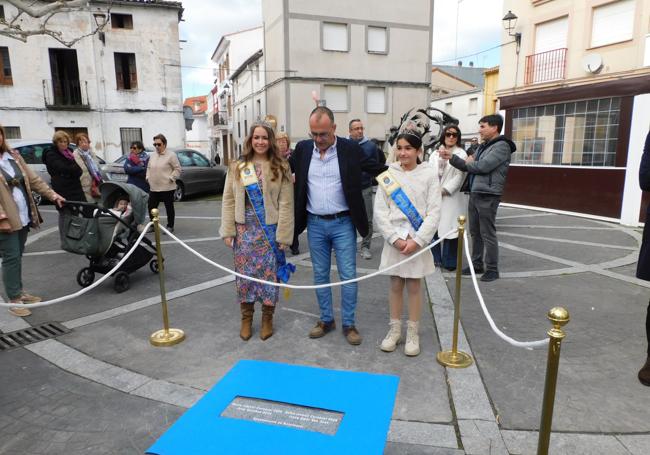 El alcalde con las reinas salientes ante la placa recién descubierta.