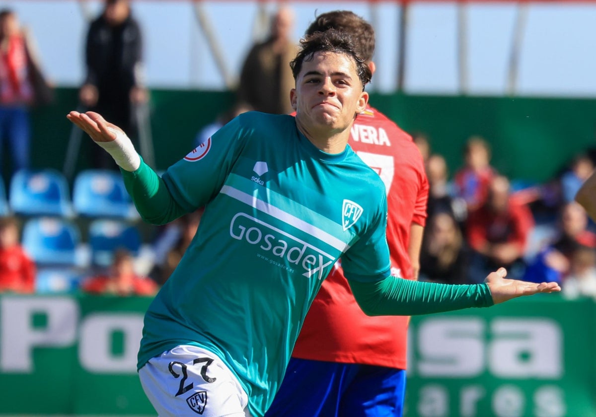 Viti celebra su gol contra el Don Benito en el derbi.