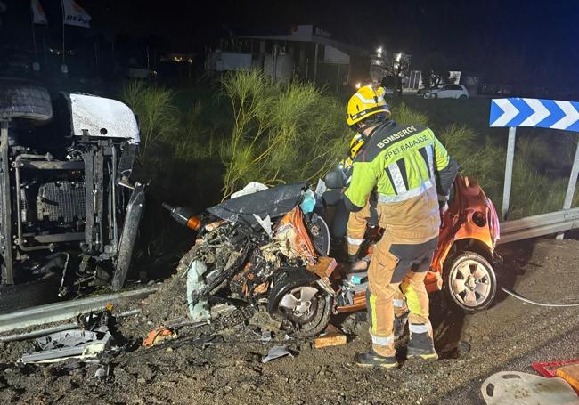 El vehículo en el que viajaban dos varones jóvenes quedó completamente destrozado.