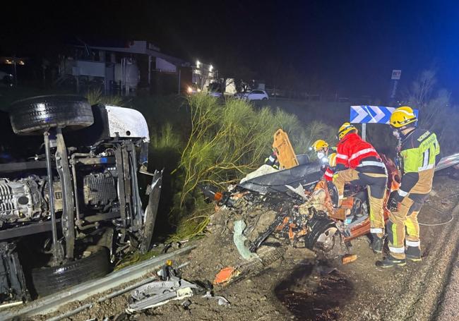 Los bomberos de la Diputación de Badajoz tuvieron que recuperar los cuerpos de las dos víctimas.