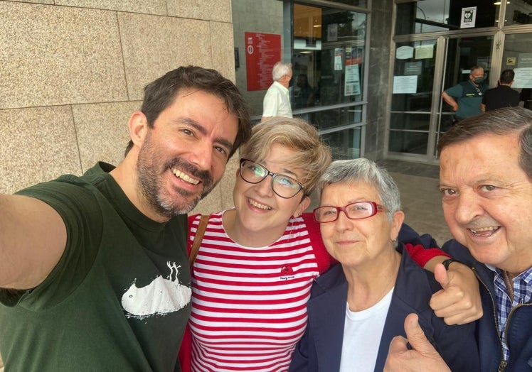 Raúl (42), María (41) y sus padres tras su boda en 2021.