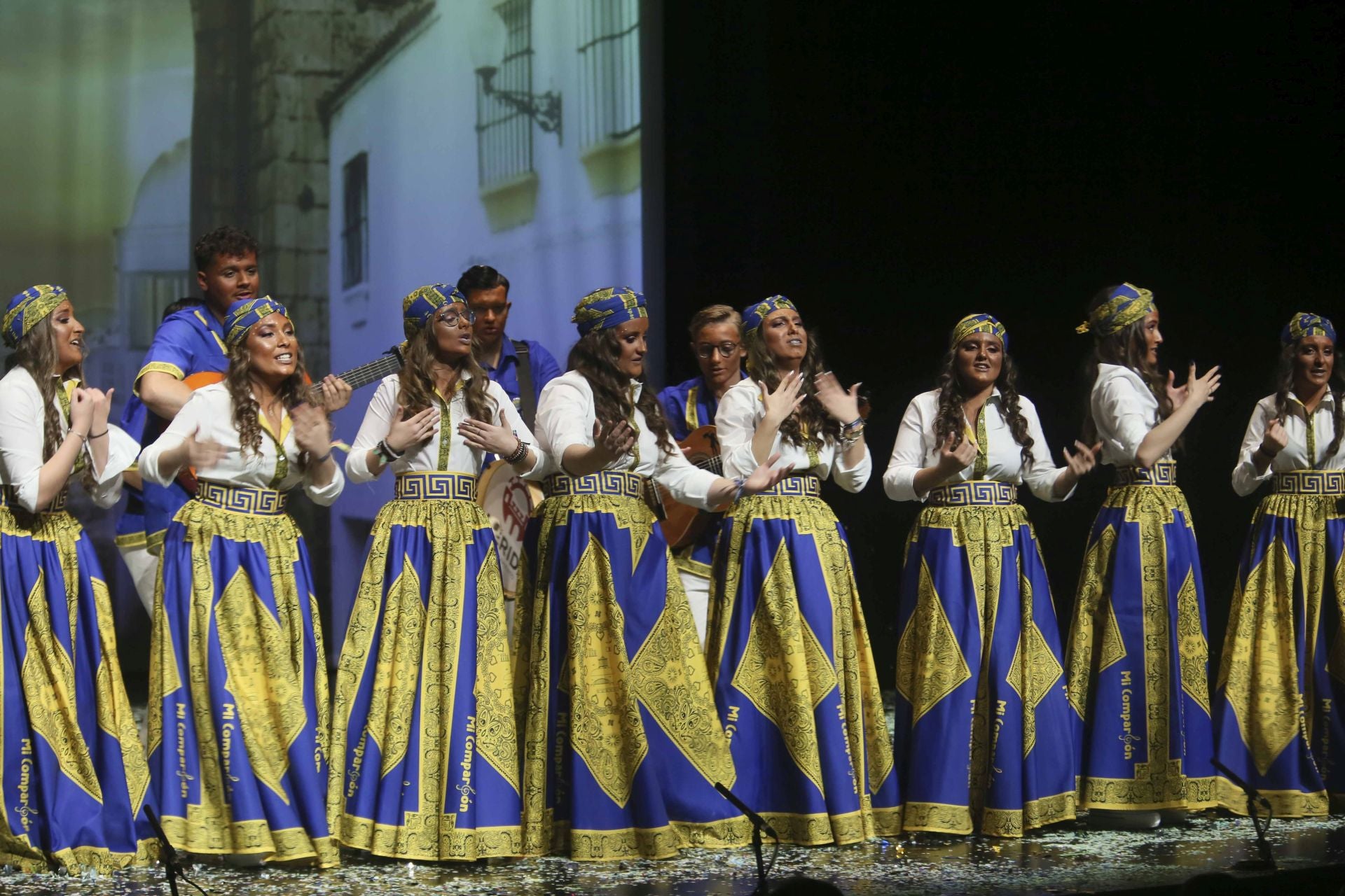 Actuación de la comparsa 'Mi comparsón' en el Concurso de Agrupaciones Juveniles del Carnaval Romano 2025. 