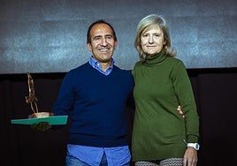 Joaquín figueredo posa con su premio junto a la consejera de Cultura y portavoz de la Junta, Victoria Bazaga.