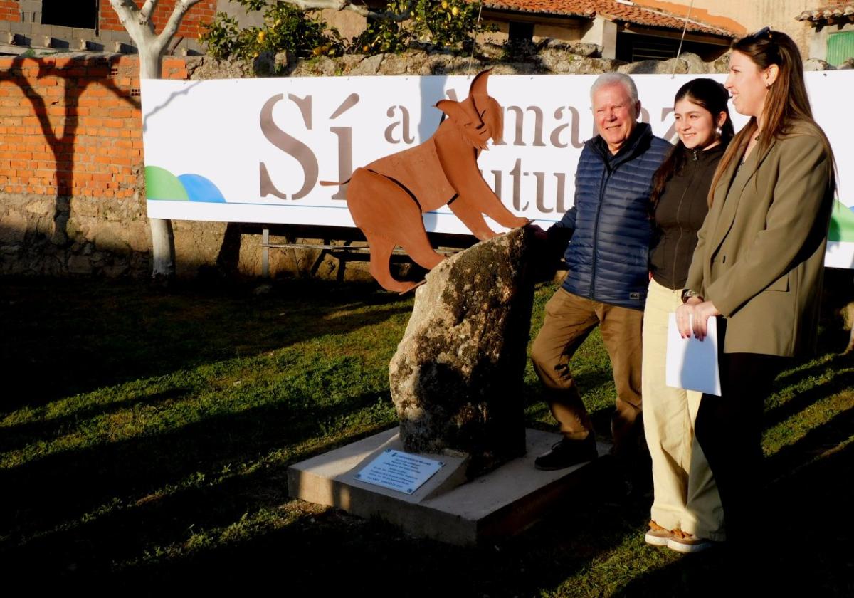 Miguel Ángel Piñeiro, Eva Ripoll y Ahitana Gómez junto al lince.