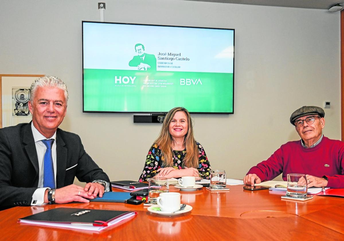 Manuel Parra, director de zona de BBVA; Marisa García, periodista del diario HOY, y Manuel Pecellín, escritor y bibliófilo, jurado del concurso.