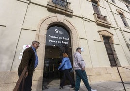 La puerta principal del Hospital Provincial ha reabierto este lunes para dar acceso a los pacientes del centro de salud Plaza de Argel.