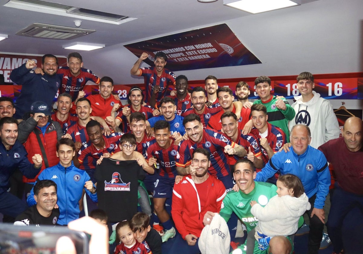 Los jugadores del Extremadura celebran un nuevo triunfo ante el Llerenense.